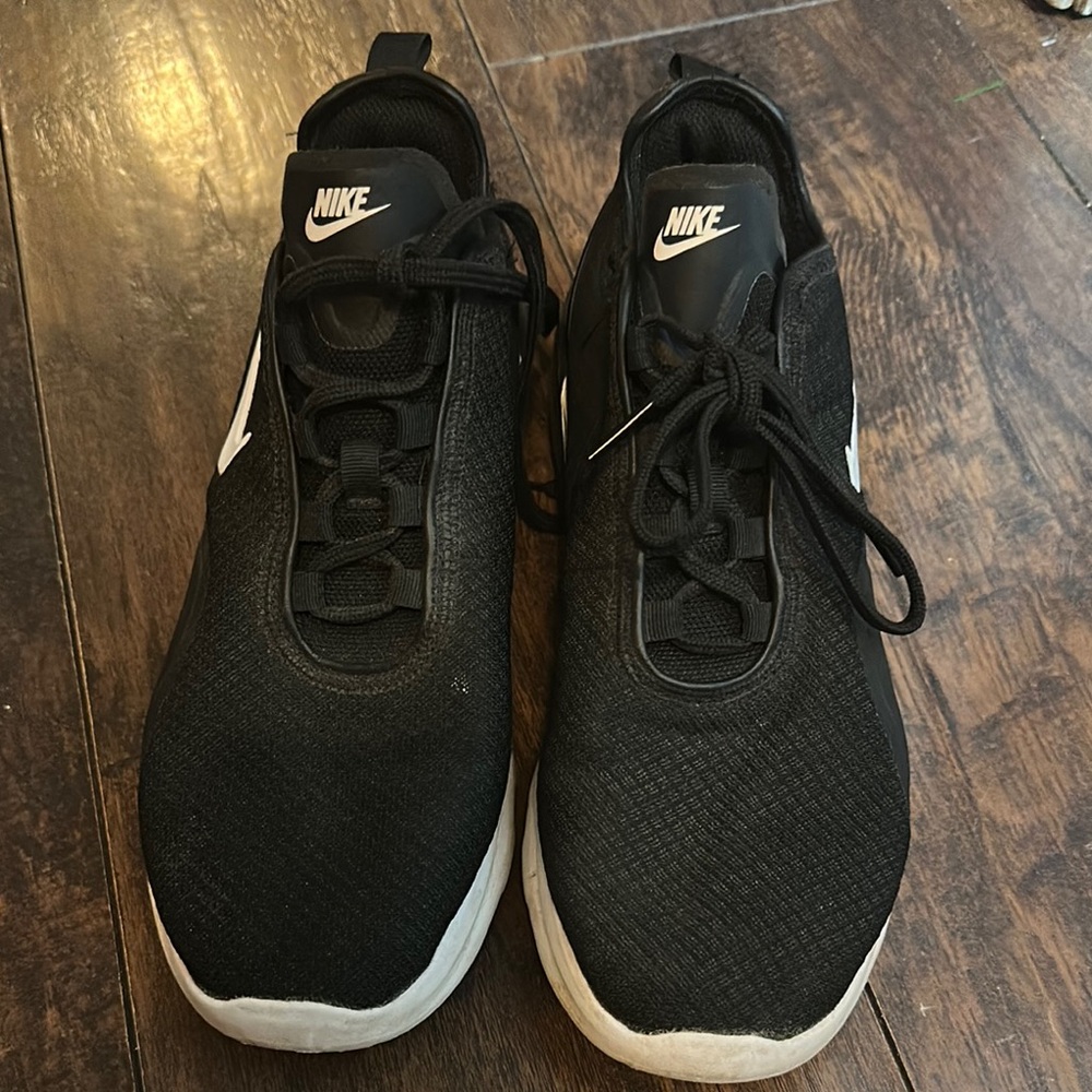 Nike women Black Athletic Shoes